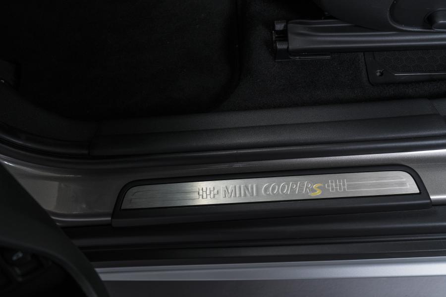 Детали интерьера Mini Cooper S E Countryman ALL4 (F60) 2017 года  (WW) (фото 46 из 173)